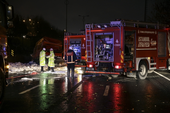 Sebze yüklü kamyonete çarpan otomobil alev aldı: 4 yaralı