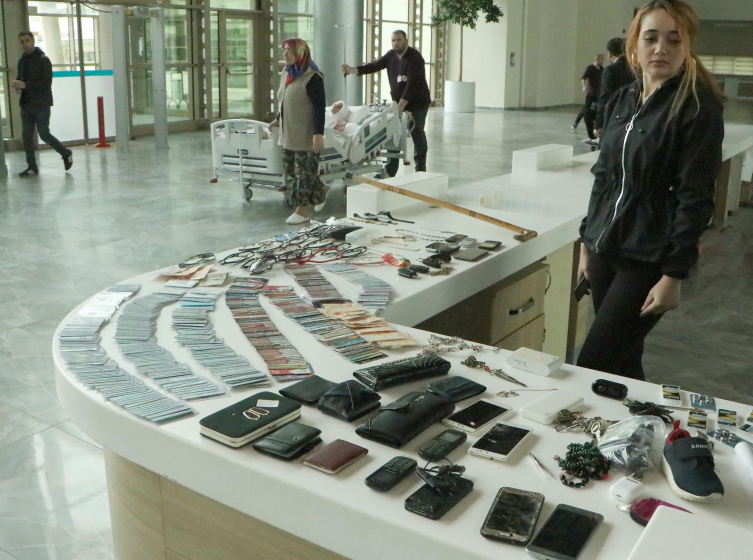 Şehir hastanesinde unutulan eşyalar sahiplerini bekliyor