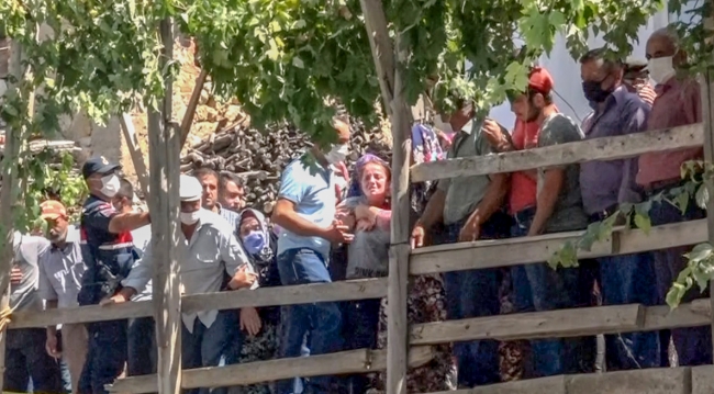 Devrilen traktörün altında kalan şehit babası hayatını kaybetti