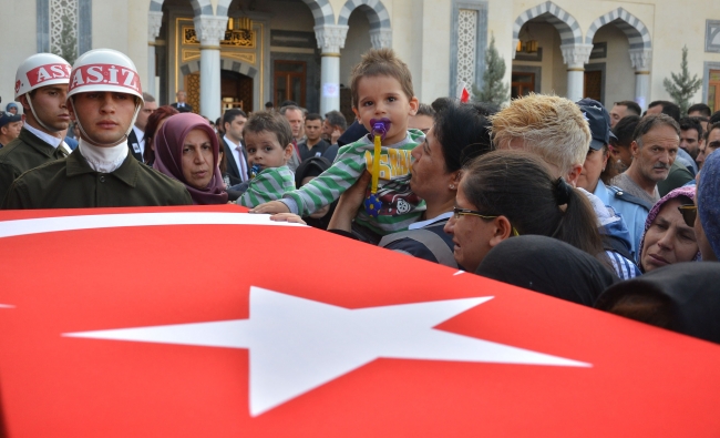 Şehit Musa Sayan ve Mehmet Türken'i binler son yolculuğuna uğurladı