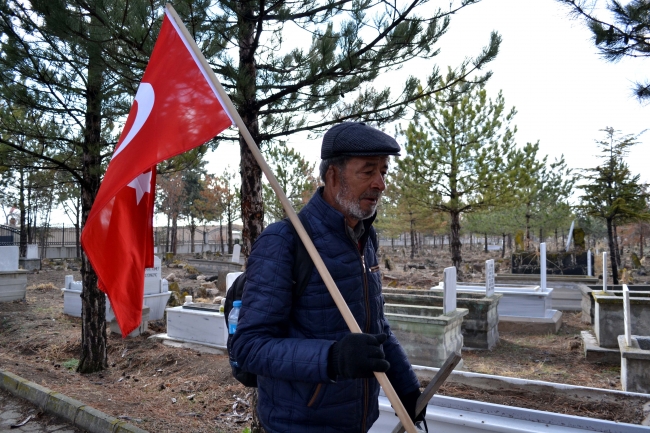 Kahraman Halisdemir'in kabrini ziyaret için 13 gün yürüdü