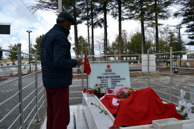 Kahraman Halisdemir'in kabrini ziyaret için 13 gün yürüdü