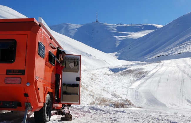 Palandöken'in zirvesinde karavanlarında konaklıyorlar
