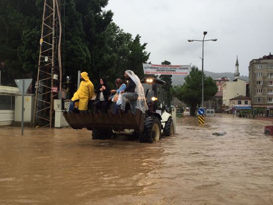 Trabzon'da sel 2 can aldı