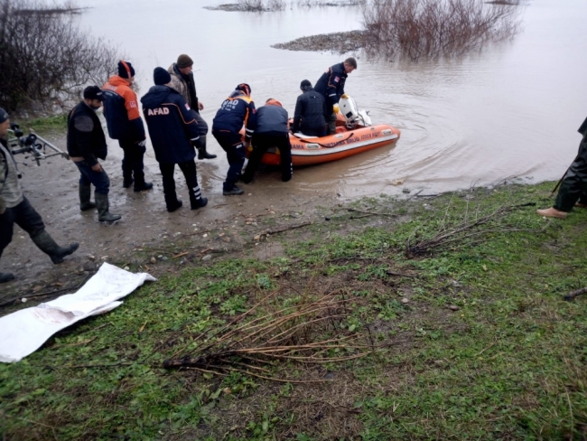 Sel suları yükselince koyunlarıyla mahsur kaldı
