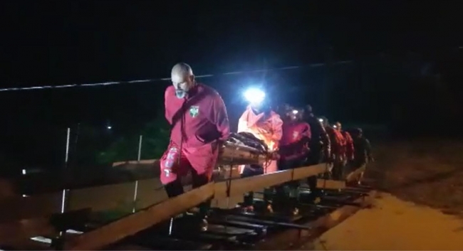 Mahsur kalan kişiler AFAD ve AKUT ekipleri tarafından kurtarılarak sedyeyle evlerinden çıkarıldı. Fotoğraf: DHA