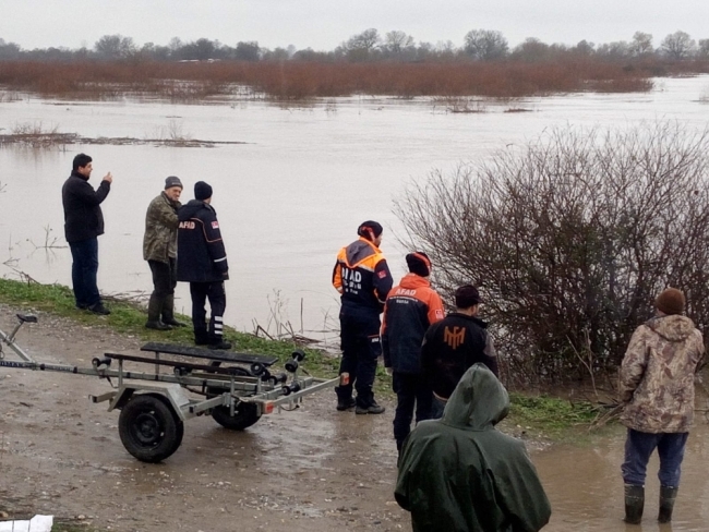 Sel suları yükselince koyunlarıyla mahsur kaldı