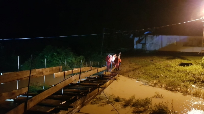 Artvin'de şiddetli yağış sonucu evlerinde mahsur kalan kişiler, ekipler tarafından kurtarıldı. Fotoğraf: DHA