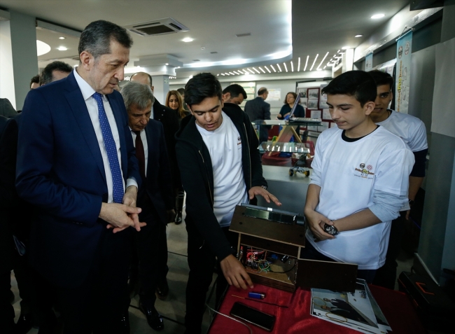 Bakan Selçuk robotik proje yarışmasında yer alan projeleri inceledi