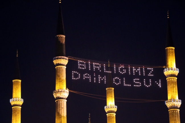 Selimiye Camisi'ne "Birliğimiz Daim Olsun" mahyası asıldı