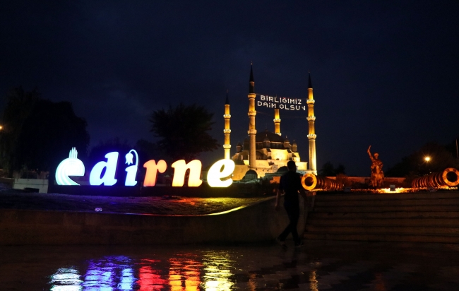 Selimiye Camisi'ne "Birliğimiz Daim Olsun" mahyası asıldı
