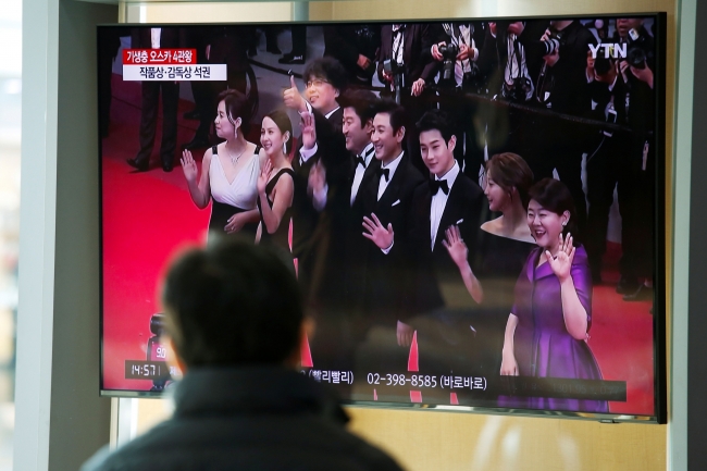 Güney Kore’nin başkenti Seul’de, Parazit’in başarısı televizyondan takip edildi. Fotoğraf: Reuters