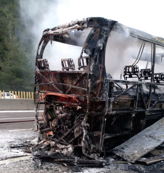 Seyir halindeyken alev alan yolcu otobüsü küle döndü