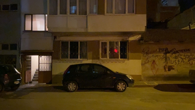 Sigarayla uyuyakaldı, hem evi hem kendini yaktı