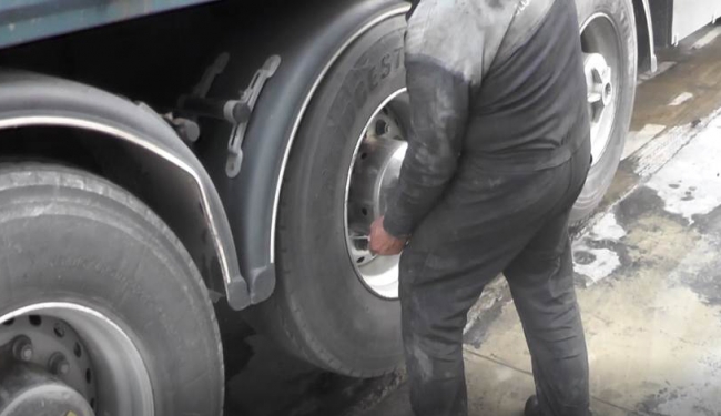 Kaçakçılar, sigaraları tırın dingil lastiğine gizlemiş