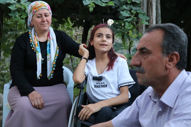 Yürüme engelli Songül işitme engellilere müziği hissettirmek istiyor