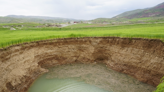 Siirt'te buğday tarlasında obruk oluştu