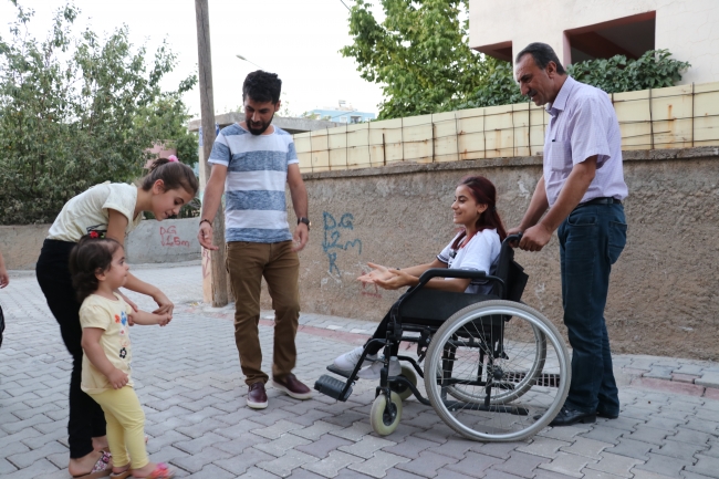 Yürüme engelli Songül işitme engellilere müziği hissettirmek istiyor