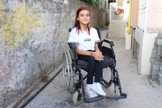 Yürüme engelli Songül işitme engellilere müziği hissettirmek istiyor