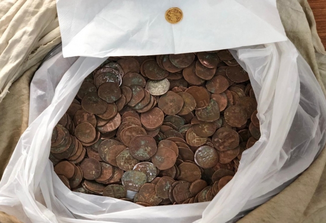 Altın ve bronz sikkeleri satmaya çalışırken yakalandılar