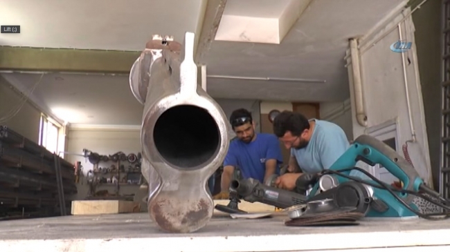 Demir ustasından dev silah heykeli