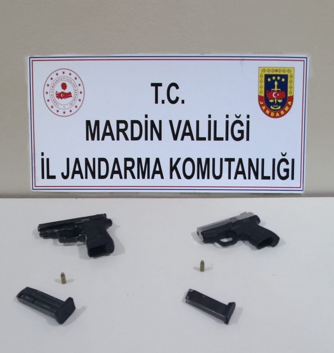 Fotoğraf: Mardin'de yakalanan şüphelinin üzerinden çıkan iki silaha el kondu. İHA