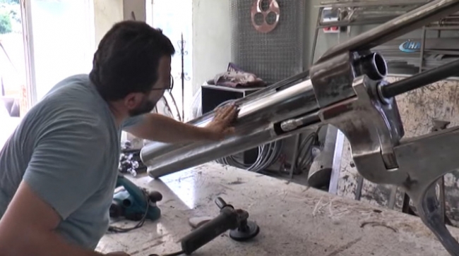 Demir ustasından dev silah heykeli