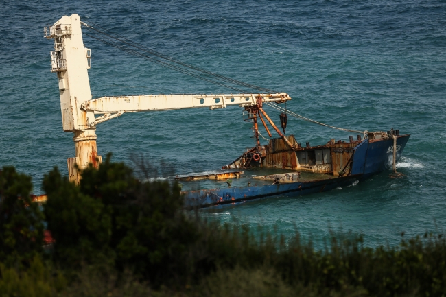 Şile'de 8 aydır karada oturan gemi nedeniyle deniz siyaha büründü