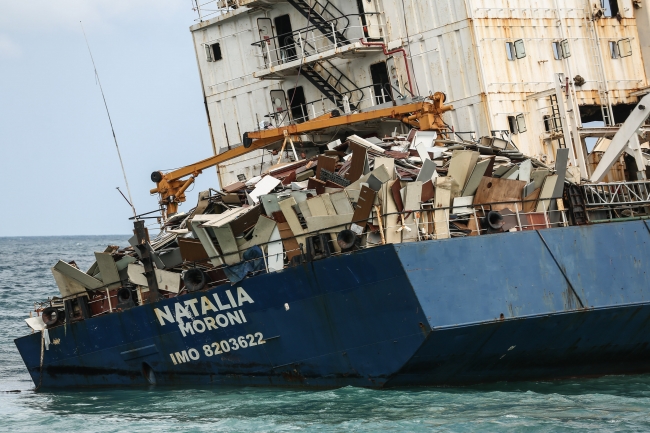 Şile'de 8 aydır karada oturan gemi nedeniyle deniz siyaha büründü