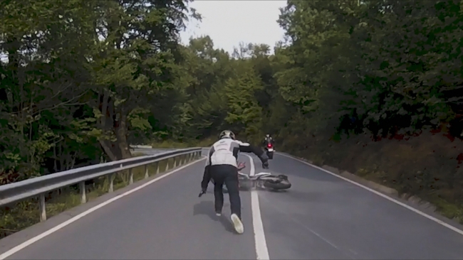 Kaza sonrası sürüklenen motosikletinin peşinden koştu