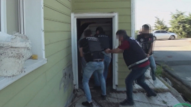 Uyuşturucu tarlasına çevrilen villalara baskın