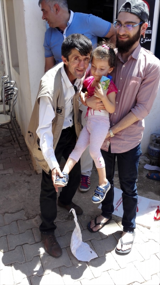 Hayırsever simitçiden Suriyeli çocuklara bayram hediyesi