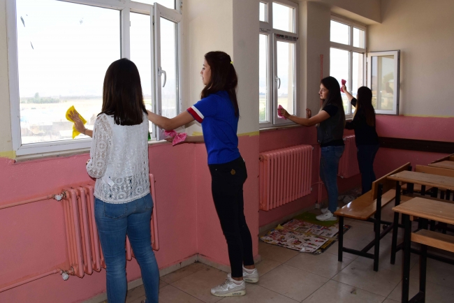 Fedakar köy öğretmenleri okulları yeni döneme hazırladı