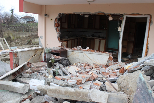 Sinop'taki heyelan iki evi kullanılamaz hale getirdi