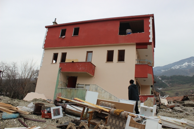 Sinop'taki heyelan iki evi kullanılamaz hale getirdi