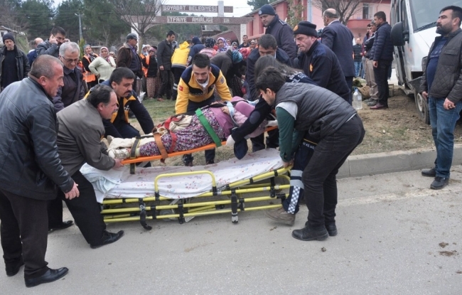 Sinop'ta işçi minibüsleri çarpıştı: 14 yaralı