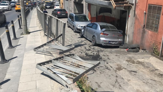 Kontrolden çıkan araç alt yoldaki oto tamircinin önüne düştü