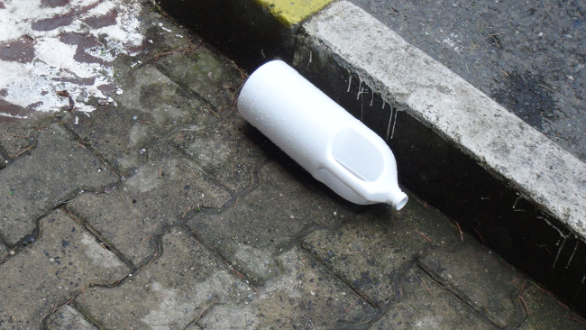 İstanbul'da bir kadın, yoldan geçenlerin üstüne kezzap ve çamaşır suyu döktü