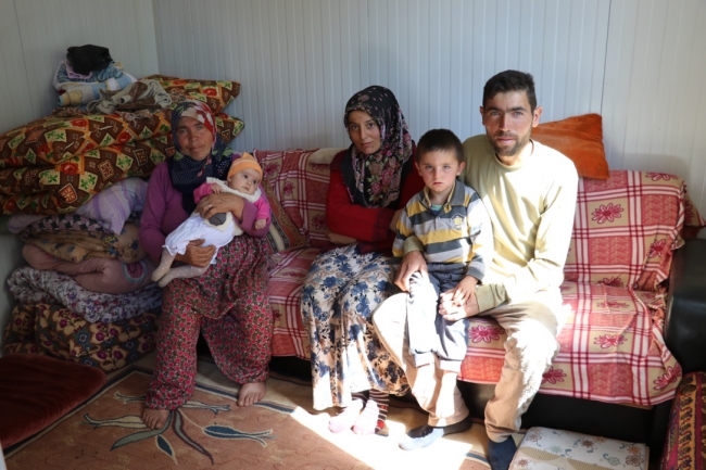 Evleri yanan aileye valilik sahip çıktı