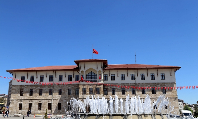 Milli yas nedeniyle bayraklar yarıya indi