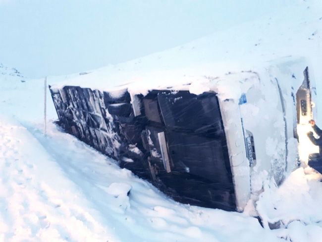 Cenazeye gidenleri taşıyan otobüs devrildi: 16 yaralı