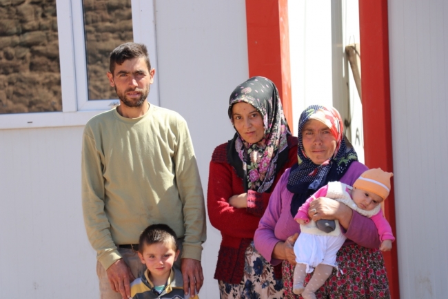 Evleri yanan aileye valilik sahip çıktı