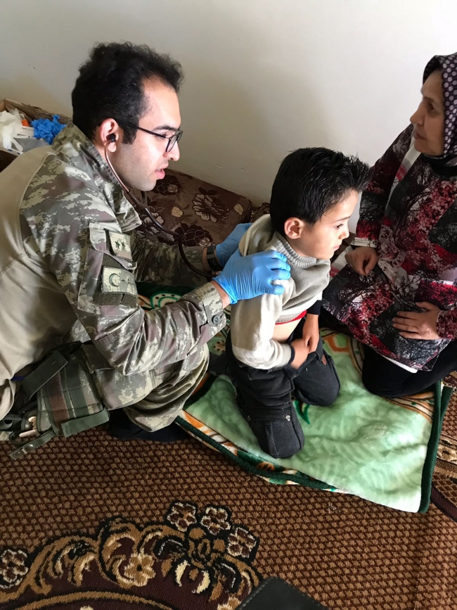 Mehmetçik'ten Afrin'deki sivillere yardım eli