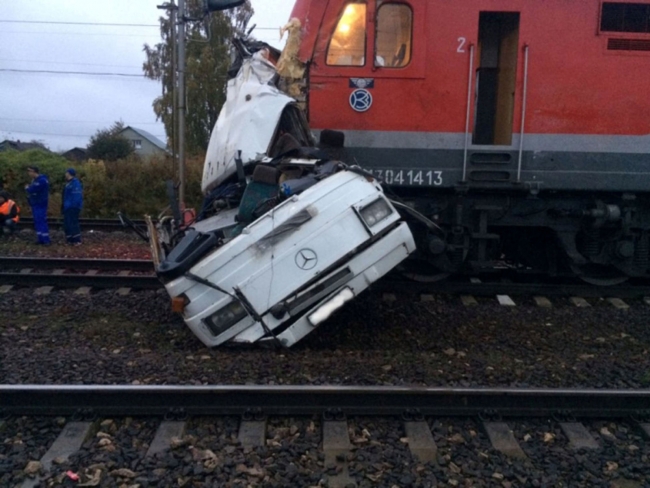 Rusya'da tren işçileri taşıyan otobüse çarptı