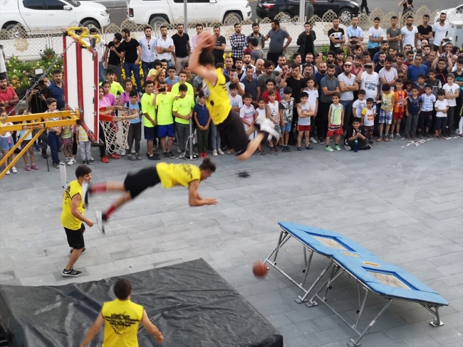 Hakkari’de akrobatik basketbol gösterisi