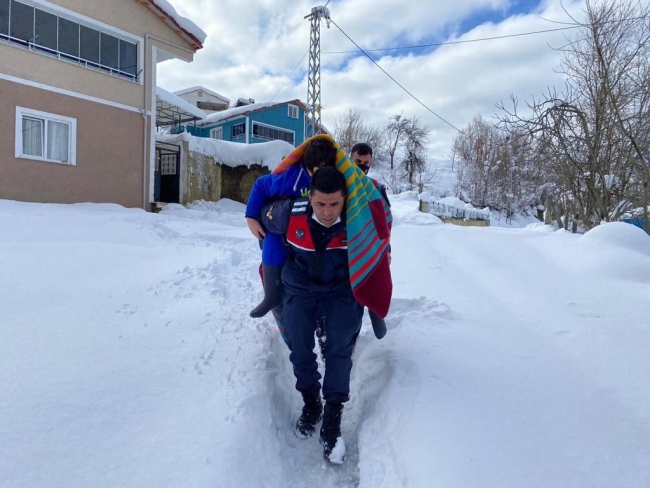Sobadan zehirlenen aileyi jandarma ekipleri sırtında taşıdı
