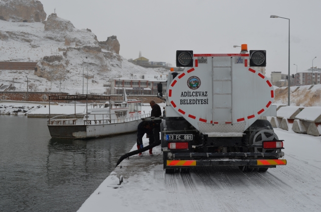 Buz tutan yollar sodalı suyla temizleniyor