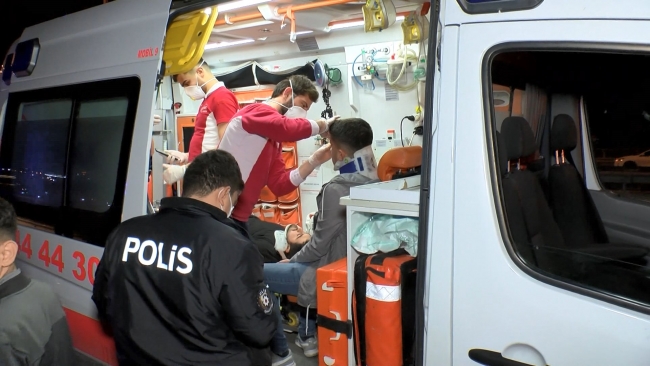 Kaza sonrası yaralılar ambulansla hastaneye kaldırıldı | Fotoğraf: DHA