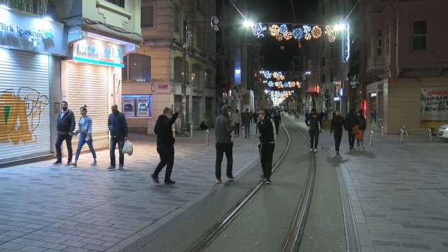 İstanbullular kısıtlamasının bitmesiyle İstiklal Caddesi'ne akın etti