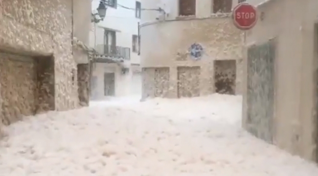 İspanya'da kıyı kasabasının sokaklarını deniz köpüğü bastı